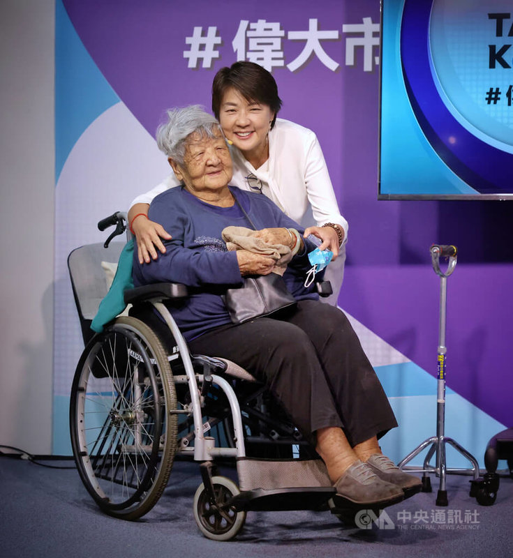 無黨籍台北市長候選人黃珊珊（右）21日上午在競選總部公布競選廣告，與93歲的媽媽同台合影。中央社記者王飛華攝  111年11月21日