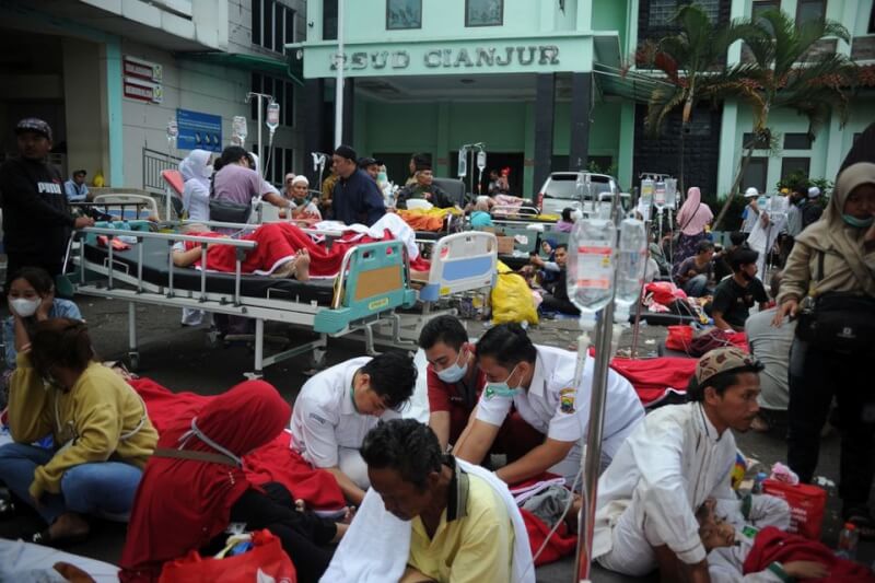印尼西爪哇省21日發生規模5.6地震，死亡人數已增至56人。圖為醫護人員在醫院外治療傷者。（路透社）