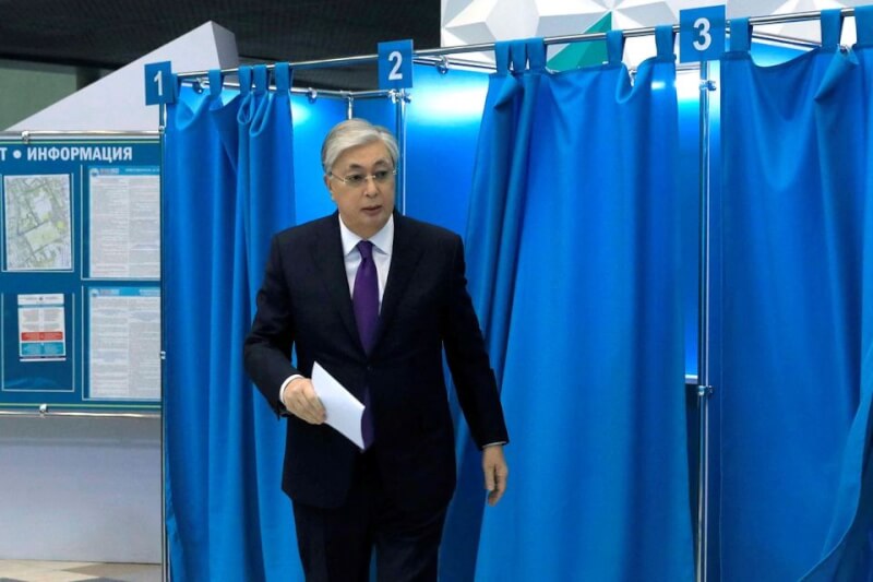 哈薩克20日舉行總統選舉，現任總統托卡葉夫以壓倒性81.31%得票率成功連任。（Press Service of the President of Kazakhstan/Handout via 路透社）