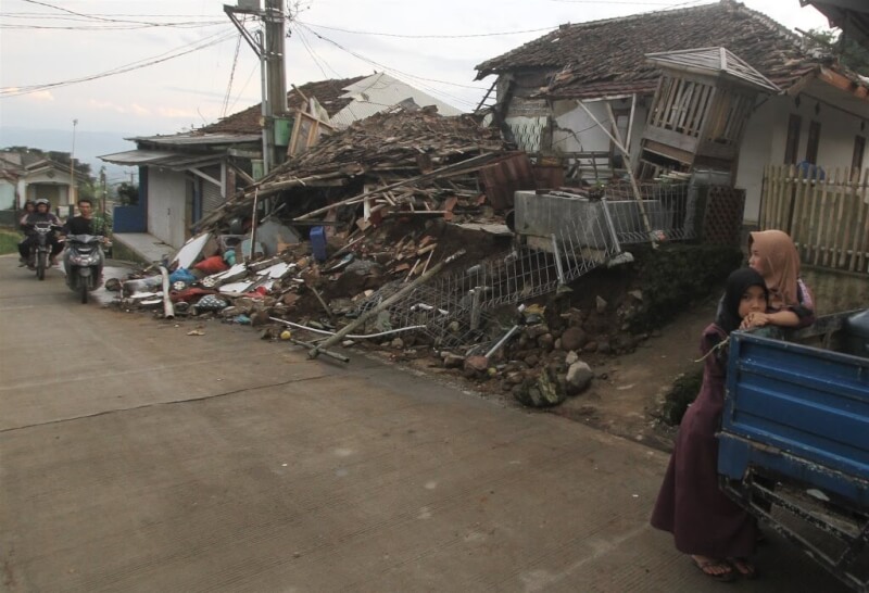 西爪哇地區許多建築物因地震毀損。（安納杜魯新聞社）