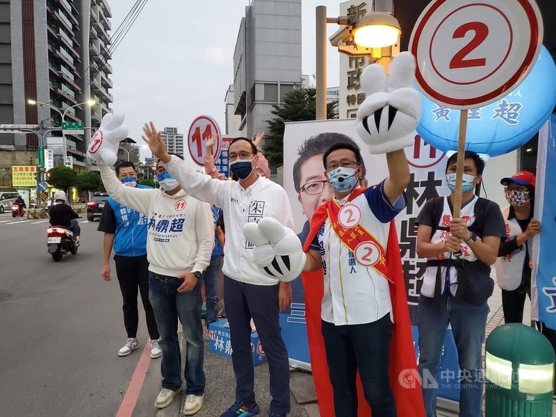 國民黨主席朱立倫（右4）22日到新北市陪同黨籍議員候選人站路口拜票，獲不少路人熱情回應。中央社記者王鴻國攝  111年11月22日