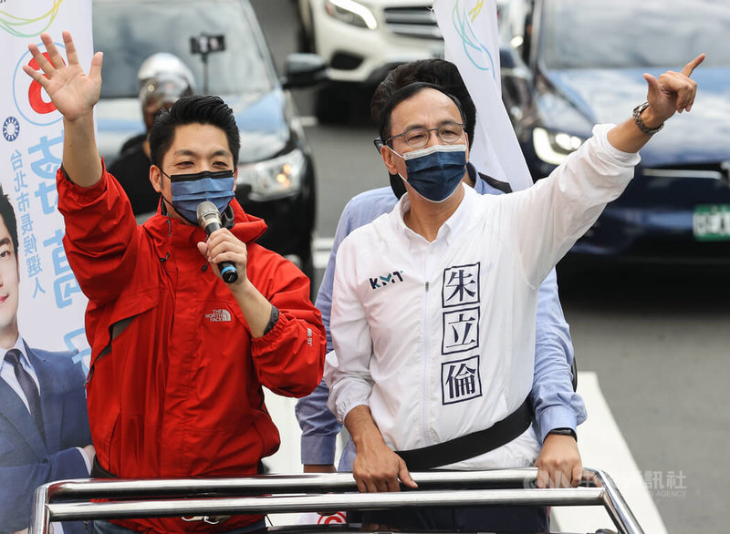 選舉進入倒數階段，國民黨台北市長候選人蔣萬安（左）22日上午在國民黨主席朱立倫（右）陪同下進行車隊掃街拜票，沿途向民眾揮手，爭取支持。中央社記者鄭清元攝  111年11月22日