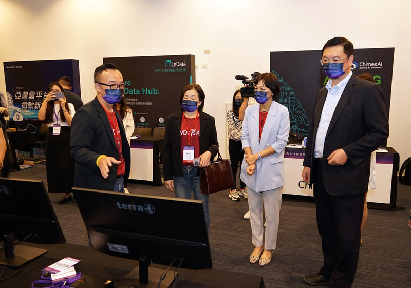 由數位發展部數位產業署、台灣微軟主辦的「DevDays Asia 2022亞太技術年會」22日首度在高雄舉行，高雄市副市長羅達生（右1）等人參觀微軟與6家在地合作單位成果。（高雄市經發局提供）中央社記者蔡孟妤傳真  111年11月22日