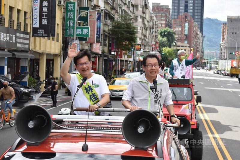 民進黨新北市長候選人林佳龍（前左）22日與民進黨立委沈發惠（前右）在新店區以車隊掃街方式拜票，沿途向店家與等紅綠燈的汽機車及民眾揮手問好。中央社記者高華謙攝  111年11月22日