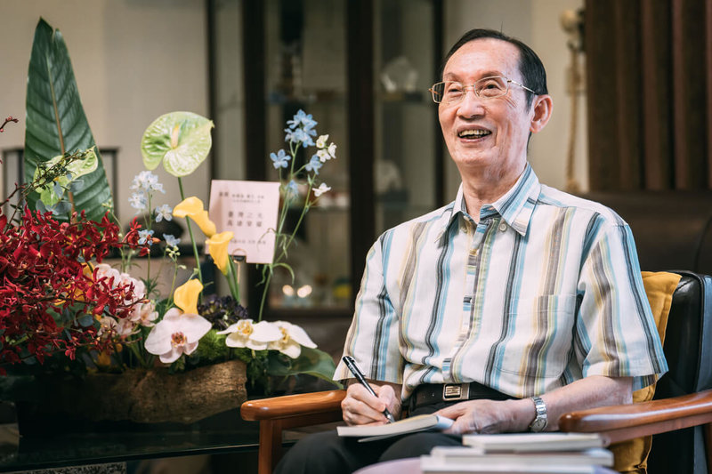 高雄醫生詩人曾貴海日前榮獲「厄瓜多惠夜基國際詩歌節」國際詩人獎，此獎首次頒給亞洲詩人，極具殊榮。（高雄市文化局提供）中央社記者蔡孟妤傳真  111年11月22日