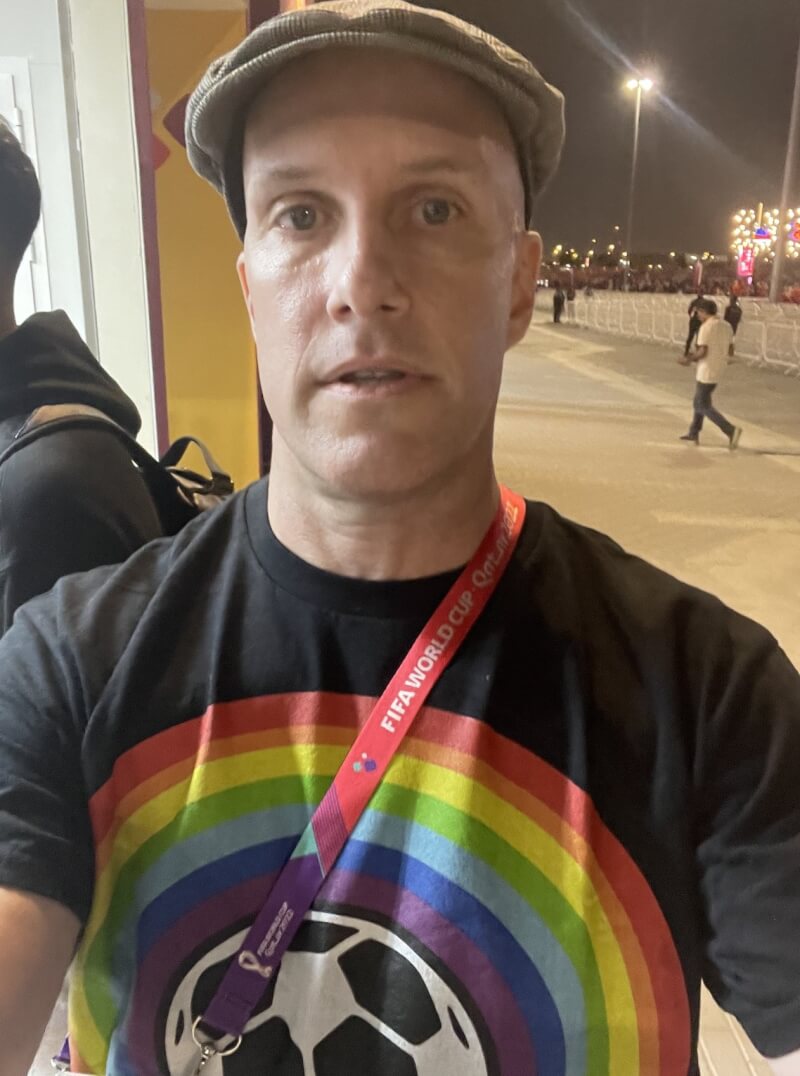 前運動畫刊記者華爾21日穿著表達支持LGBTQ族群的彩虹上衣，在進入卡達世足賽場時遭到短暫拘留。（圖取自twitter.com/GrantWahl）