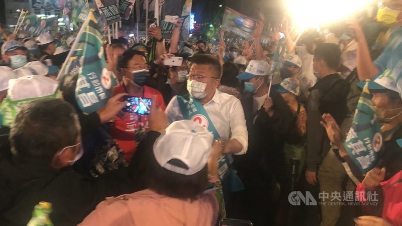 民進黨22日在台中豐原葫蘆墩夜市舉辦「翻轉中台灣、團結大勝利」山線大團結造勢晚會，民進黨台中市長候選人蔡其昌（中白衣）在支持者簇擁下進場。中央社記者趙麗妍攝  111年11月22日