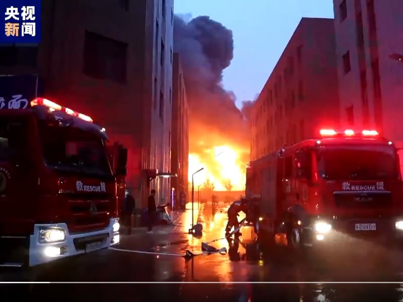河南省安陽市廠房21日發生火災，至22日上午已知36死2失聯。（圖取自央視新聞微博網頁weibo.com/cctvxinwen）
