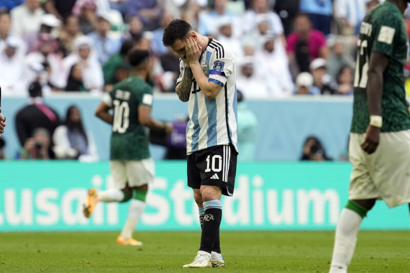 世界盃開打，沙烏地阿拉伯22日以2比1擊退冠軍大熱門阿根廷。圖為阿根廷王牌梅西（中）神情懊惱。（美聯社）