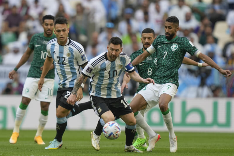 沙烏地阿拉伯22日在世界盃足球賽以2比1爆冷擊退阿根廷。圖為阿根廷王牌梅西（中）和沙烏地阿拉伯足球員法拉傑（前右）爭奪球權。（美聯社）