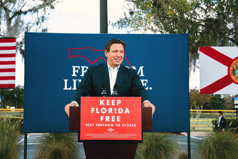 迪尚特在美國期中選舉以高出對手近20個百分點的大幅度領先，成功連任佛羅里達州州長。（圖取自facebook.com/RonDeSantisFlorida）