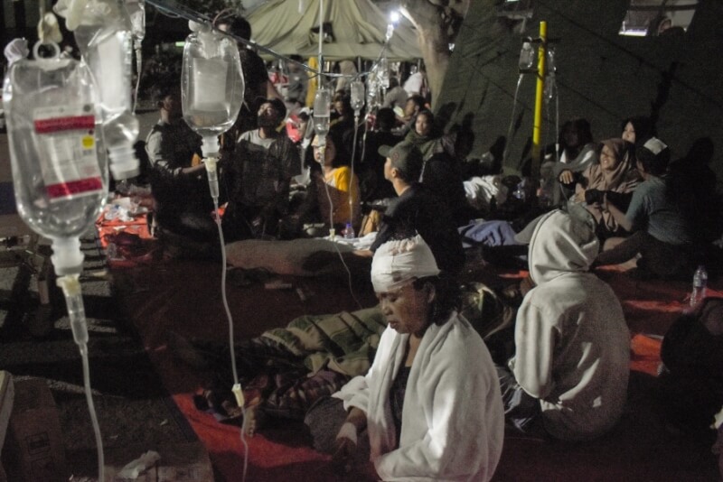 席安約鎮的醫院外搭起簡易帳篷展開緊急救治，大量受傷災民，傷者席地而坐接受治療。（法新社）