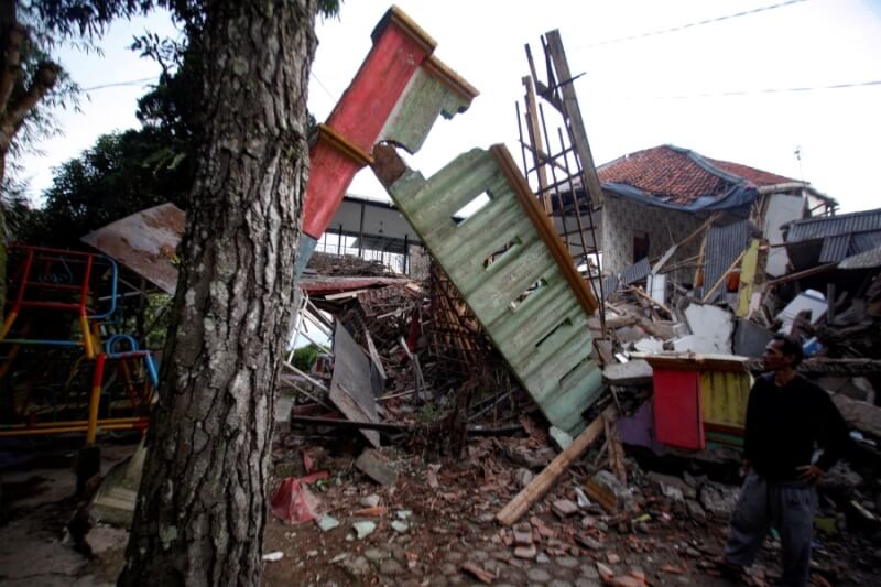 印尼西爪哇省21日發生規模5.6強烈地震，至少343棟建築嚴重受損、162死。（法新社）