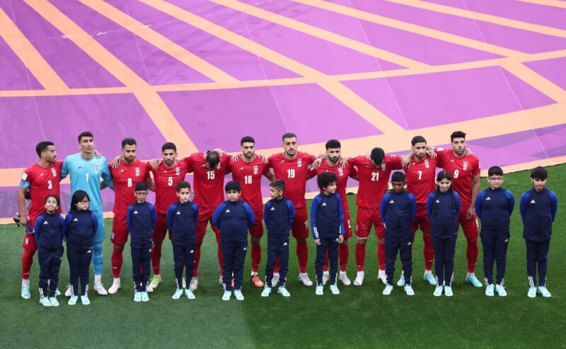 伊朗21日在2022卡達世界盃足球賽B組的小組賽對上英格蘭，然而伊朗球員開賽前並未開口唱國歌，以此支持母國的抗議群眾。（路透社）