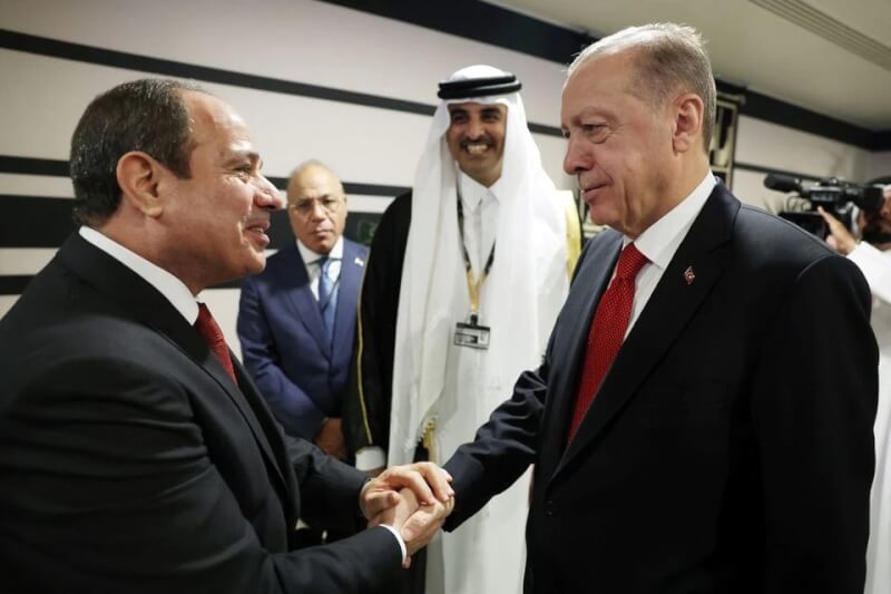 土耳其總統艾爾段（前右）曾放話不見埃及總統塞西（前左），22日一同出席世足開幕活動，並於媒體前同框握手。（路透社）