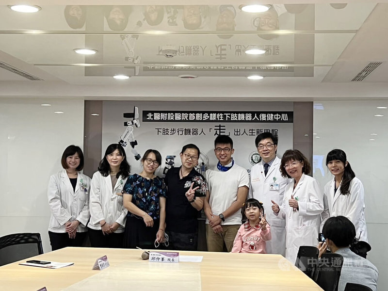 台北醫學大學附設醫院打造多樣性下肢機器人復健中心,引進3種復健機器人,涵蓋各階段的步態訓練需求,為不同的病人提供適切的步態訓練,23日舉行記者會,邀來復健有成的病友分享成果。中央社記者沈佩瑤攝 111年11月23日