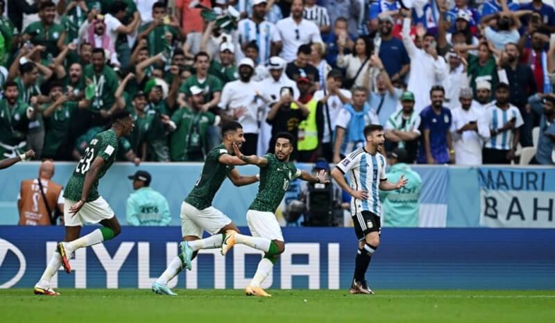 沙烏地阿拉伯22日在世足賽C組小組賽以2比1爆冷擊敗阿根廷，讓場邊觀賽的沙烏地球迷歡騰不已。（路透社）