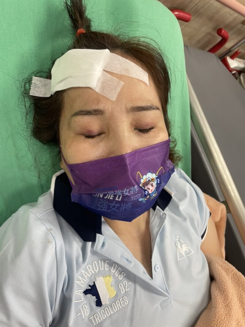 新黨籍台北市議員候選人林婕麗23日在中山區一處路口拜票時，突遭人毆成腦震盪且流血住院。（圖取自facebook.com/newparty.antifake）