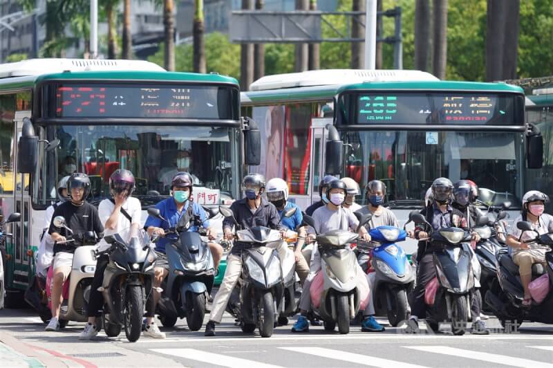 交通部擬在機車駕訓班增加道路體驗，最快明年上半年試辦。圖為台北市萬華區的機車騎士。（中央社檔案照片）
