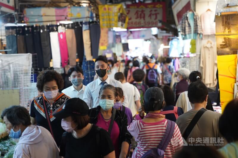 23日新增1萬7841例COVID-19本土病例。圖為民眾戴口罩前往台北市士林區華榮市場。（中央社檔案照片）