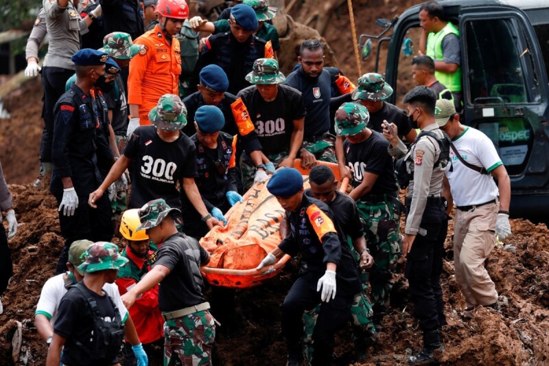 西爪哇省的席安約鎮是這次印尼強震的重災區，救難隊員22日從災區抬出罹難者遺體。（路透社）