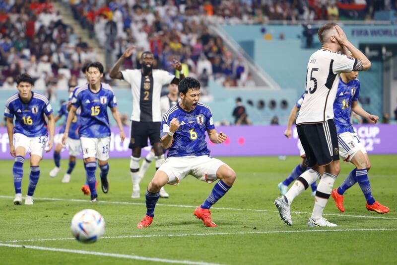 世界盃足球賽23日再爆冷門，日本隊以2比1擊敗德國，中場球員遠藤航（前中）振奮吶喊。（共同社）
