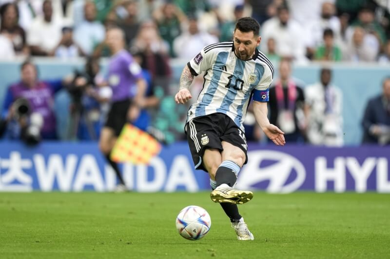 2022卡達世界盃足球賽22日舉行C組賽事，雖然阿根廷足球巨星梅西（圖）率先踢進12碼球，不過沙烏地阿拉伯攻守俱佳，最終大爆冷門以2比1逆轉擊敗阿根廷。（美聯社）