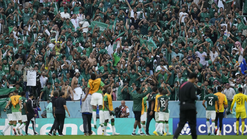 沙烏地阿拉伯22日在2022卡達世界盃足球賽以2比1爆冷擊敗阿根廷，賽後球員與場邊球迷開心慶祝。（美聯社）