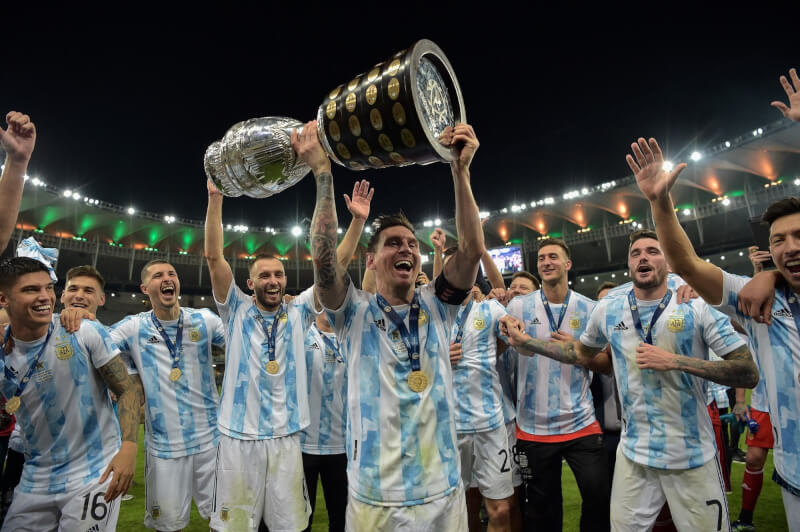 阿根廷於2021年美洲盃奪冠，終結國家隊28年冠軍荒，梅西（中）也拿下個人在國際大賽上的首座冠軍。（圖取自facebook.com/CopaAmerica）