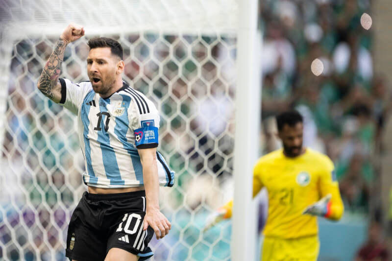 沙烏地阿拉伯22日在世界盃足球賽以2比1爆冷擊退阿根廷，阿根廷王牌梅西（左）在賽後坦言是沉重打擊。（圖取自facebook.com/fifaworldcup）
