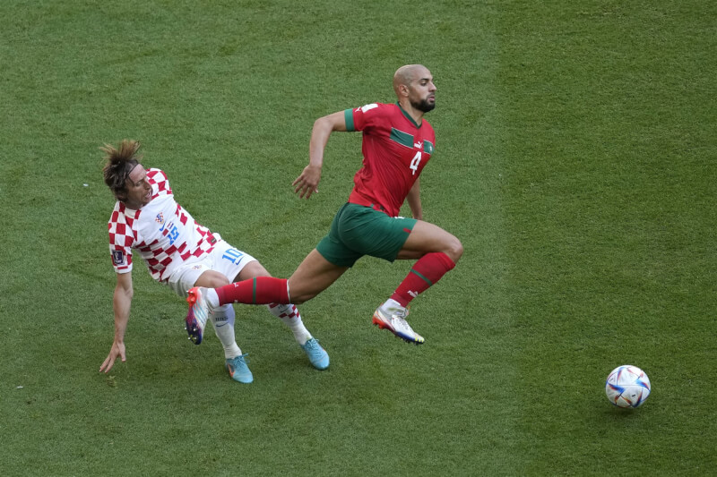 專家認為，摩洛哥能逼和克羅埃西亞的關鍵是，中場阿姆拉巴特（右）無論在防守或助攻都扮演重要角色，下半場向前壓迫，讓克羅埃西亞隊長莫德里奇（左）不容易拿到球。（美聯社）