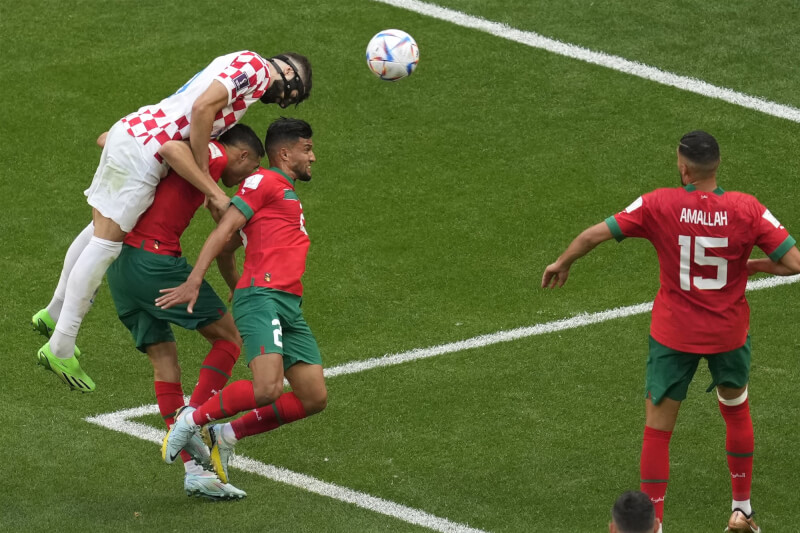 克羅埃西亞23日世足賽與摩洛哥交手，兩隊都未能攻破對方球門，最終以0比0握手言和，也是本屆第3場0比0賽事。圖為克羅埃西亞的格瓦迪奧爾（左）頭錘。（美聯社）