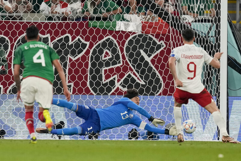 墨西哥22日在世足小組賽對戰波蘭，波蘭主力萊萬多夫斯基（前右）下半場一次12碼罰球被擋下，終場兩隊就以0比0言和。（美聯社）