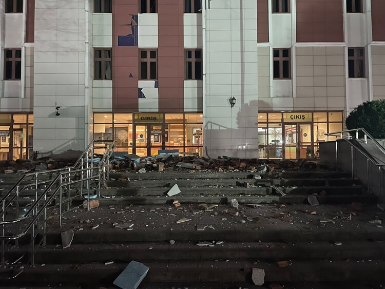 土耳其西北部杜茲省建築物23日因地震受損。（安納杜魯新聞社）