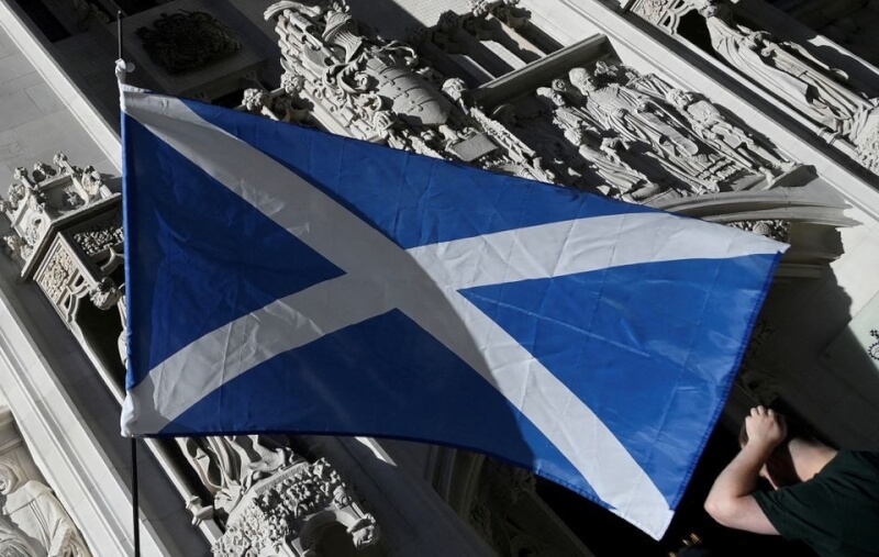 英國最高法院23日裁定，蘇格蘭政府不可以沒有得到英國國會批准，就於明年片面舉辦第2次獨立公投。圖為蘇格蘭國旗。（路透社）