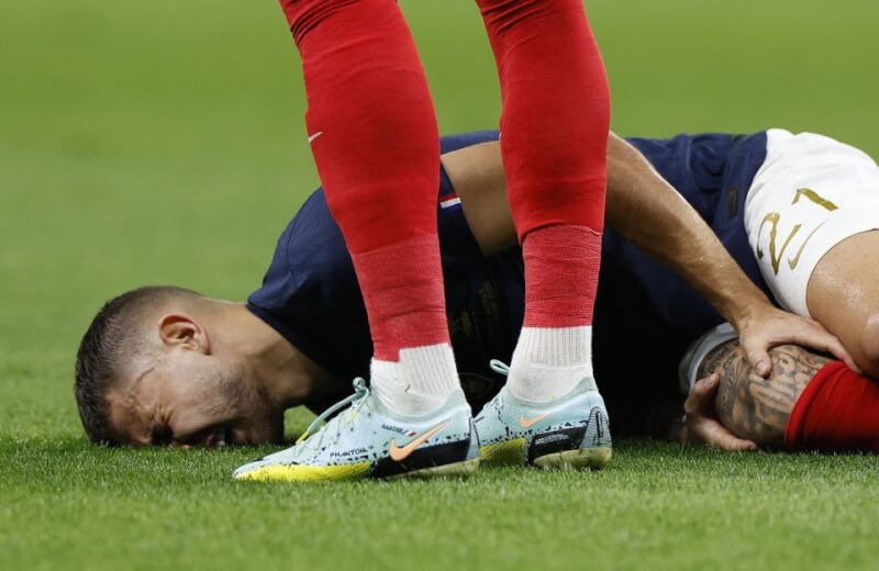 法國後衛耶南德茲在世界盃22日對上澳洲的比賽膝蓋受傷，消息人士說他接下來的比賽都無法再上場。（路透社）
