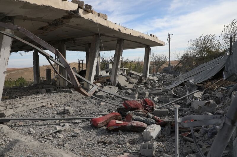 土耳其軍方針對伊拉克和敘利亞境內的庫德族發動空襲，打擊近500個庫德族武裝分子目標。圖為21日敘利亞村莊遭土耳其空襲。（路透社）