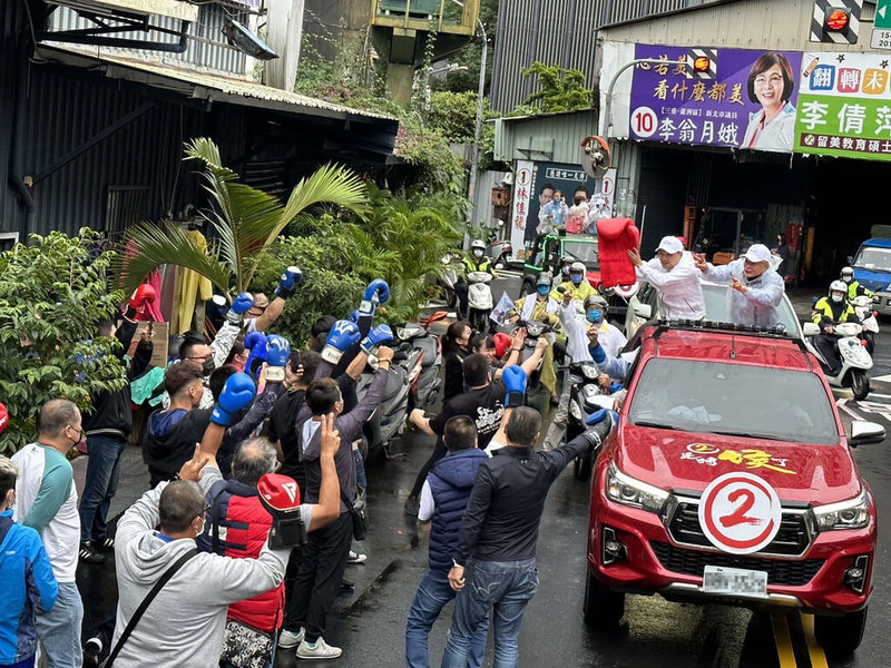 國民黨新北市長候選人侯友宜（前車上左）力拚連任，24日在中和、蘆洲區以車隊掃街拜票，在拳擊館練習的民眾一看見車隊，連手套都沒脫就跑出來歡迎。（侯友宜競選辦公室提供）中央社記者黃旭昇新北市傳真 111年11月24日