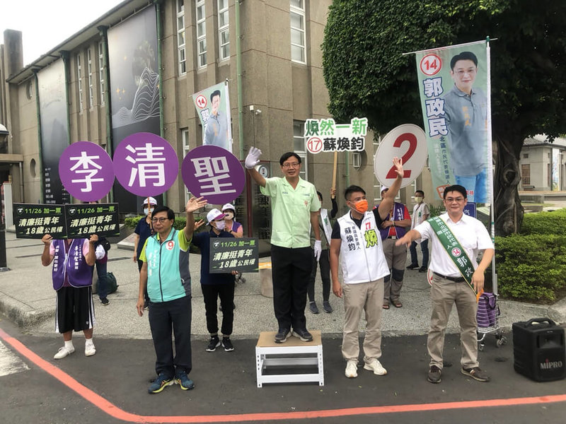 民進黨屏東市長候選人李清聖（前右3）力挺18歲公民權，24日換上高中制服到屏東市區路口拜票，號召民眾26日一起為18歲公民權修憲複決案投下同意票。（李清聖競選總部提供）中央社記者李卉婷傳真  111年11月24日