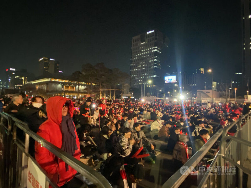 韓國代表隊24日在2022卡達世界盃足球賽對上南美強隊烏拉圭，吸引約一萬人參與在光化門廣場舉辦的街頭應援活動。中央社記者廖禹揚首爾攝 111年11月24日