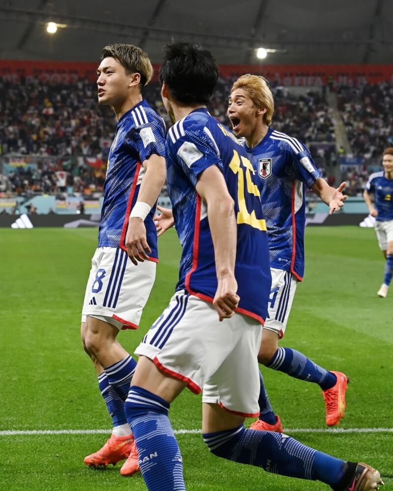 日本隊在2022卡達世界盃首戰拿下3分積分，其中堂安律（左1）因精湛的帶球技術而被稱為「日版梅西」。（圖取自facebook.com/fifaworldcup）