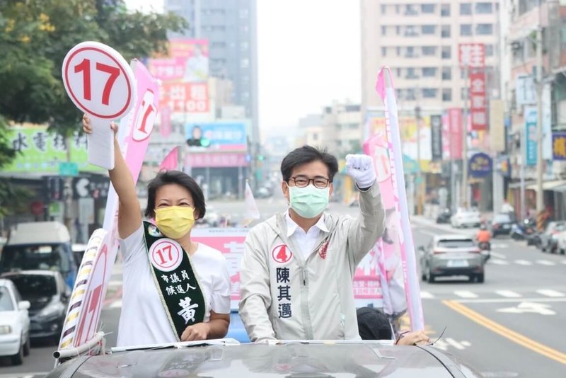 九合一選舉將於11月26日投票，競選連任的高雄市長陳其邁（右）24日抽空陪同民進黨高雄市議員候選人黃偵琳（左）車隊掃街，為新人拉抬選情。（陳其邁競選團隊提供）中央社記者曾以寧傳真  111年11月24日