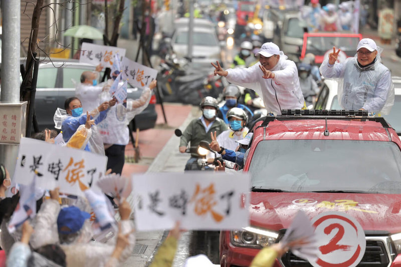 國民黨新北市長候選人侯友宜（車上右2）24日前往中和區、蘆洲區車隊掃街，途中有許多支持者高舉標語熱情歡迎。（侯友宜競選辦公室提供）中央社記者黃旭昇新北傳真  111年11月24日