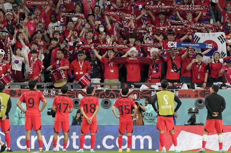 韓國踢平南美強權烏拉圭，亞洲球隊在本屆世界杯足球賽上演另一場驚奇，賽後球員向球迷致意。（美聯社）