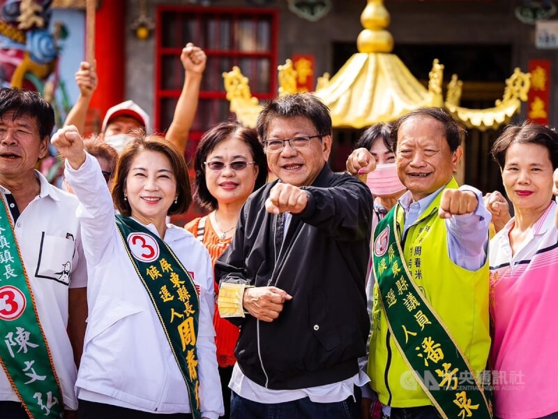 民進黨屏東縣長候選人周春米(前左2)24日與屏東縣長潘孟安(前中)等人到恆春半島展開車隊掃街,力拚「屏東第一女縣長」勝選上任。(取自周春米臉書)中央社記者李卉婷傳真 111年11月24日