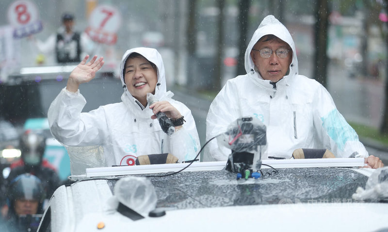 無黨籍台北市長候選人黃珊珊（左）24日啟動車掃，從南港區出發，由台灣民眾黨主席、台北市長柯文哲（右）陪同，受到雨勢影響，兩人臉上都是雨水。中央社記者張新偉攝  111年11月24日