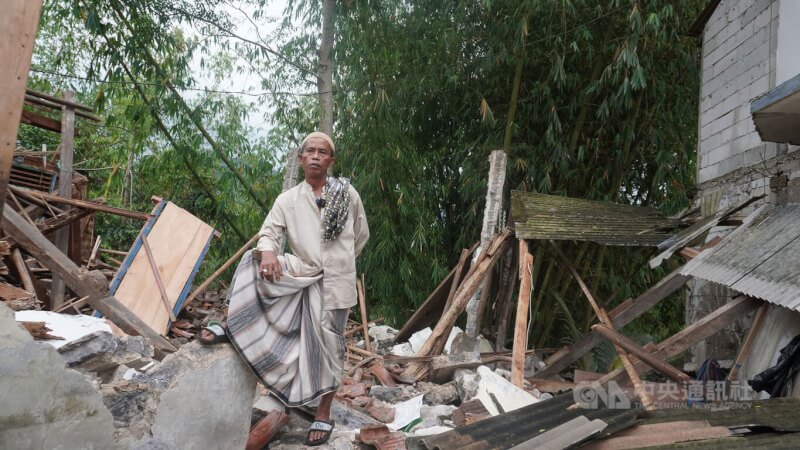 印尼災民亞邁德看著在地震中倒塌的房屋，心中滿是不捨。中央社記者李宗憲西爪哇攝 111年11月24日