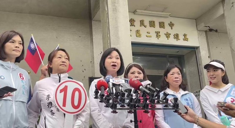 國民黨高雄市長候選人柯志恩（左3）24日在楠梓區展開車隊掃街前接受媒體聯訪表示，競選主題曲「留一盞燈」唱出北漂年輕人想要有條回家的路、陪伴父母親的心情。（柯志恩競選總部提供）中央社記者曾以寧傳真  111年11月24日