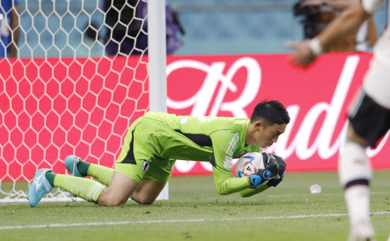 日本隊23日爆冷擊敗世界足球強權德國隊，陣中門將權田修一連擋對手4次射門，拿下「單場最佳球員」。（共同社）