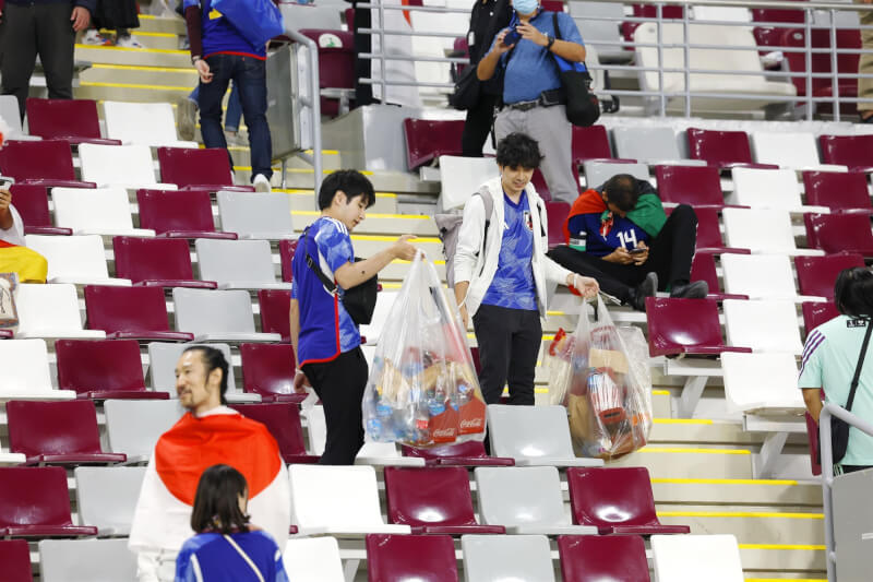 日本球迷23日於賽後主動撿拾觀眾席上的垃圾。（共同社）